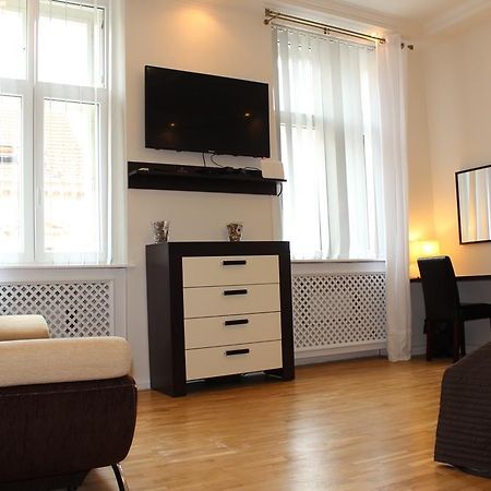 Leo Apartment Bratislava Buitenkant foto