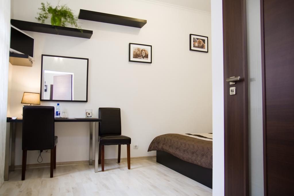 Leo Apartment Bratislava Buitenkant foto