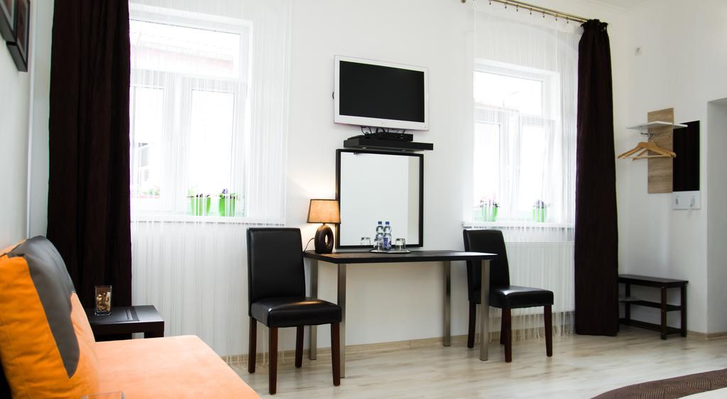 Leo Apartment Bratislava Buitenkant foto