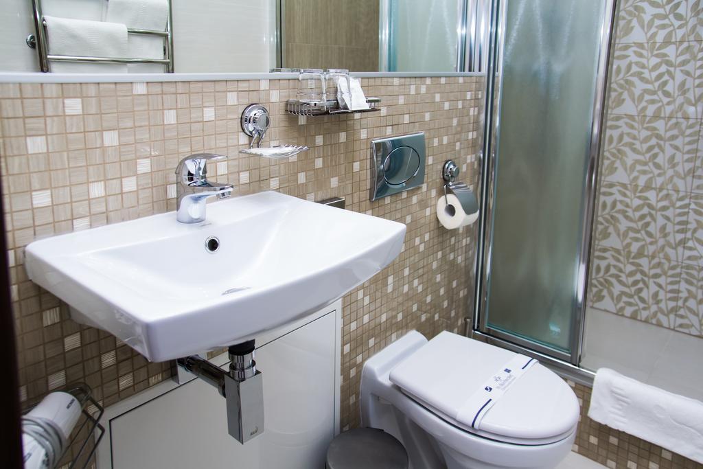 Leo Apartment Bratislava Buitenkant foto