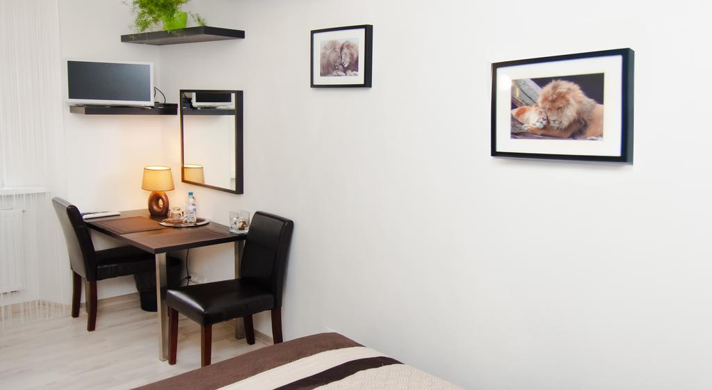 Leo Apartment Bratislava Buitenkant foto