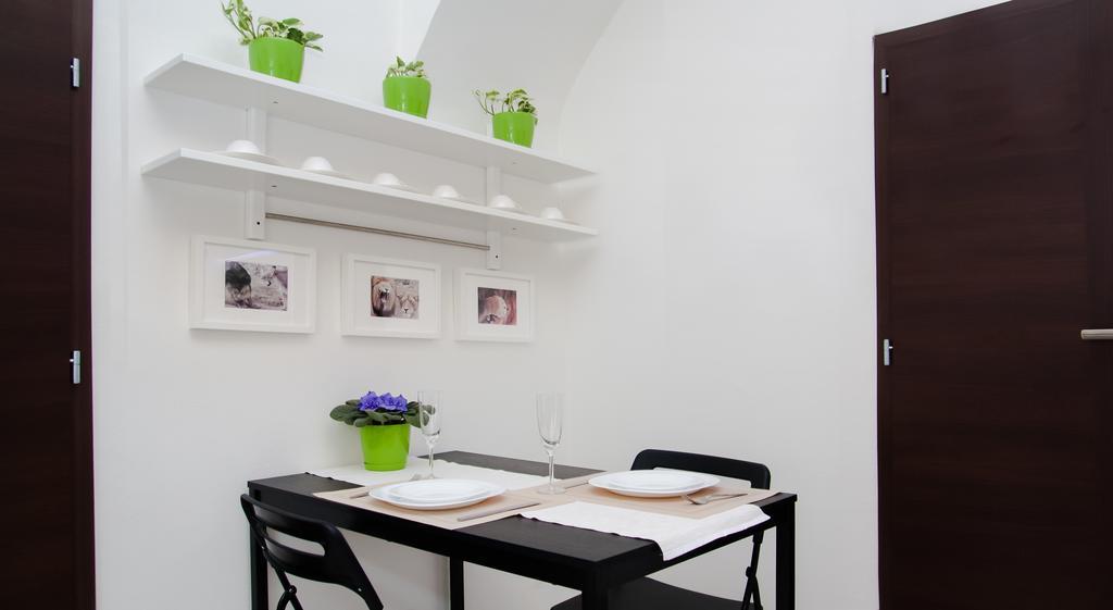 Leo Apartment Bratislava Buitenkant foto