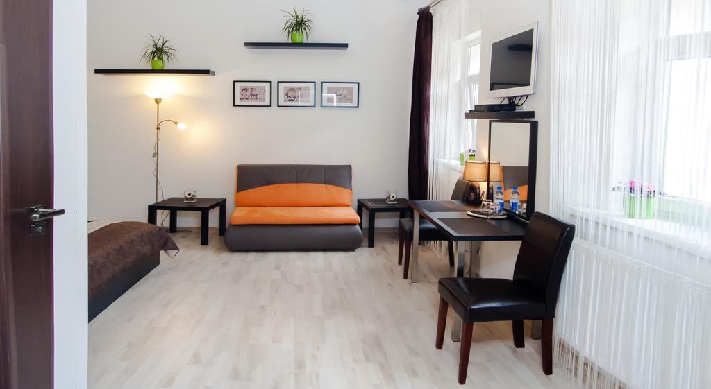 Leo Apartment Bratislava Buitenkant foto