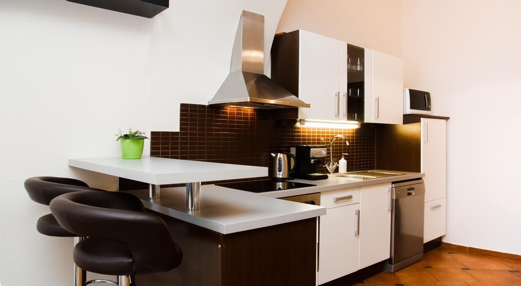 Leo Apartment Bratislava Buitenkant foto