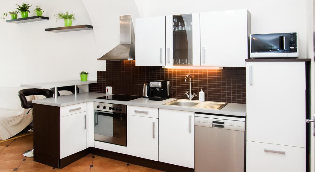 Leo Apartment Bratislava Buitenkant foto