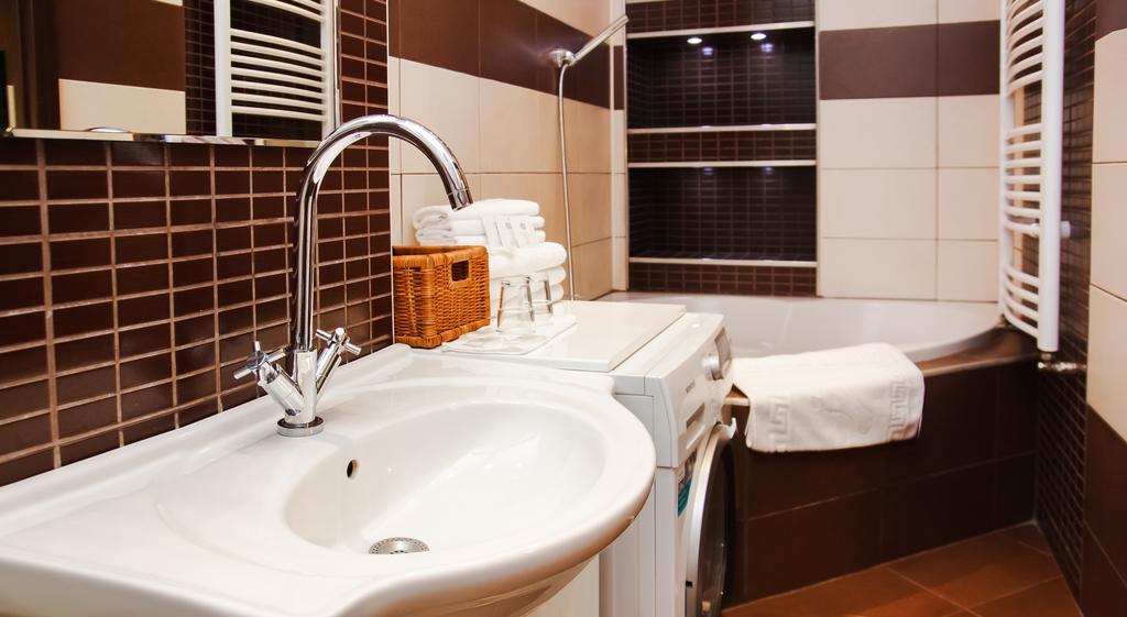 Leo Apartment Bratislava Buitenkant foto
