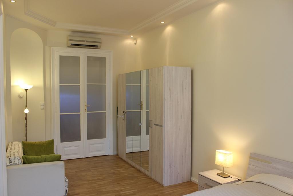 Leo Apartment Bratislava Buitenkant foto