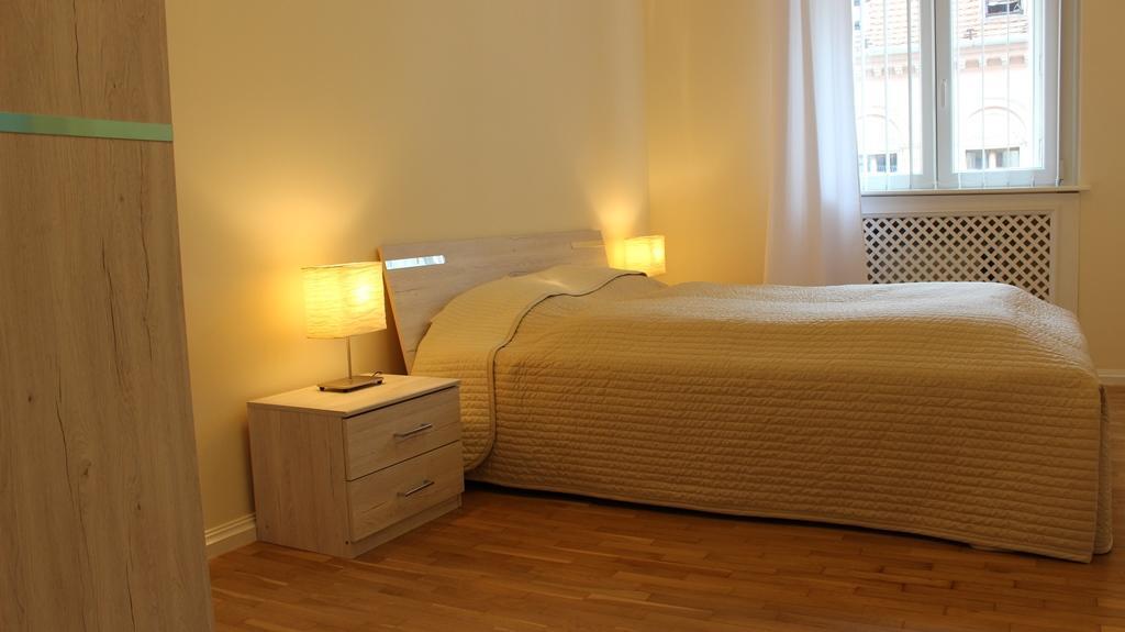 Leo Apartment Bratislava Buitenkant foto