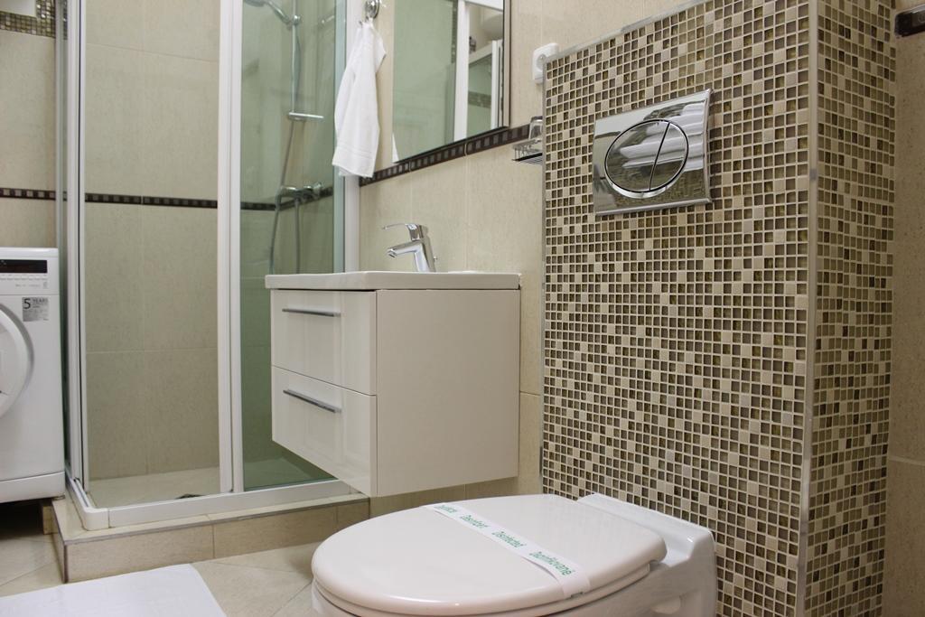 Leo Apartment Bratislava Buitenkant foto